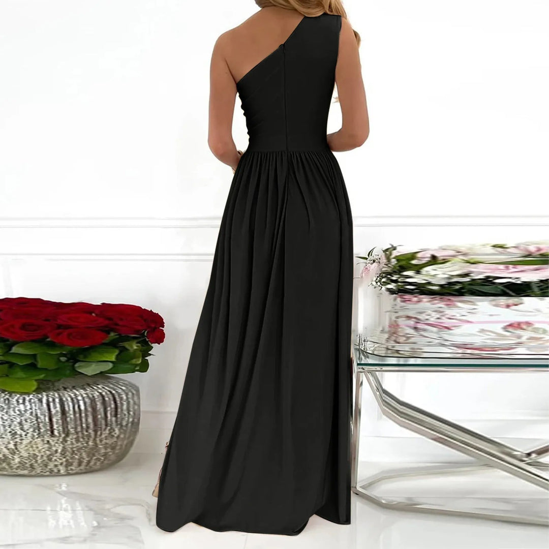 "Robe asymétrique élégante noire avec fente haute, coupe moderne, pour occasions spéciales, tissu confortable et chic."