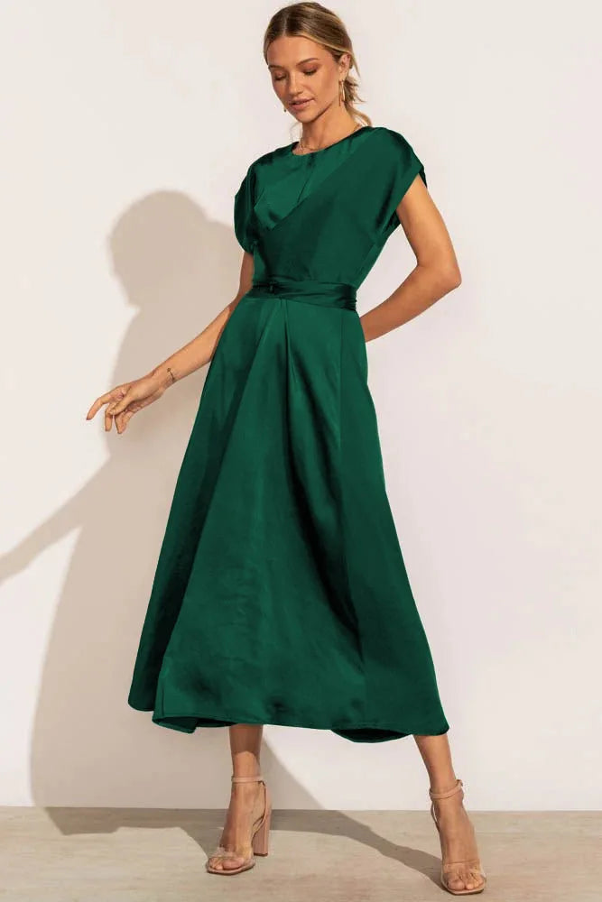 Robe de fête en soie satinée élégante et chic, coupe ajustée, disponible en plusieurs coloris pour magnifier votre silhouette