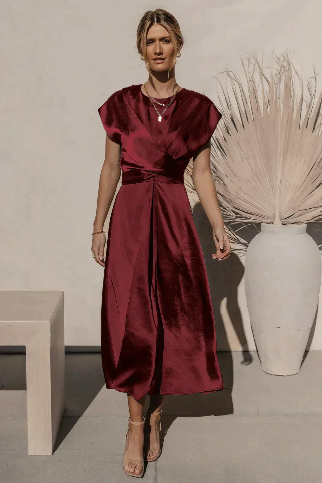 Robe de fête en soie satinée élégante et chic, coupe ajustée, disponible en plusieurs coloris pour magnifier votre silhouette
