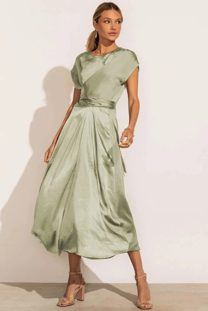 Robe de fête en soie satinée élégante et chic, coupe ajustée, disponible en plusieurs coloris pour magnifier votre silhouette