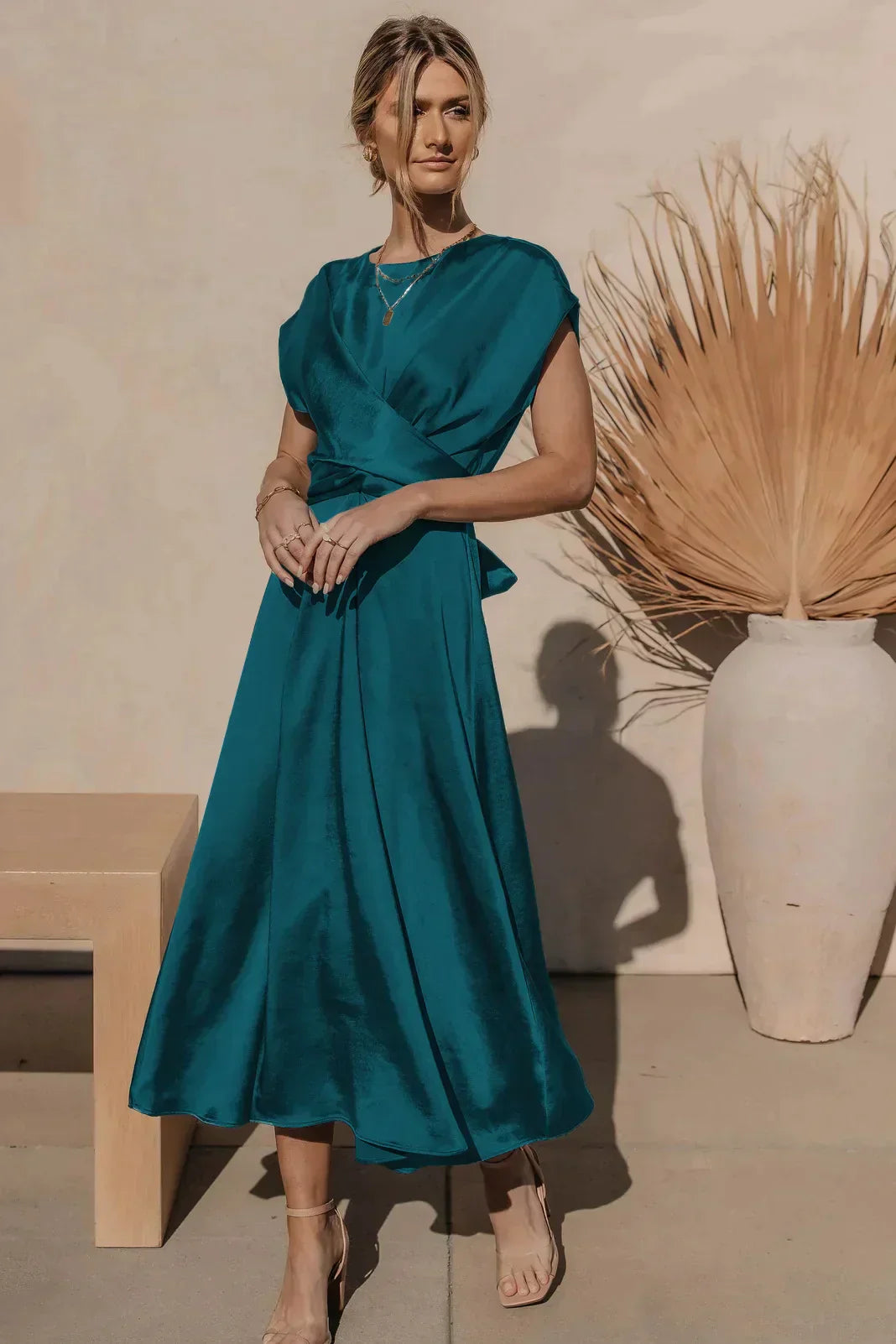 Robe de fête en soie satinée élégante et chic, coupe ajustée, disponible en plusieurs coloris pour magnifier votre silhouette