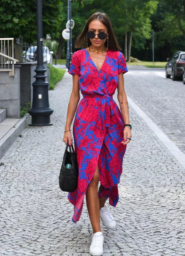Robe d'été élégante, rose, tissu doux, design flatteur pour silhouette, disponible en plusieurs couleurs comme rouge et bleu.