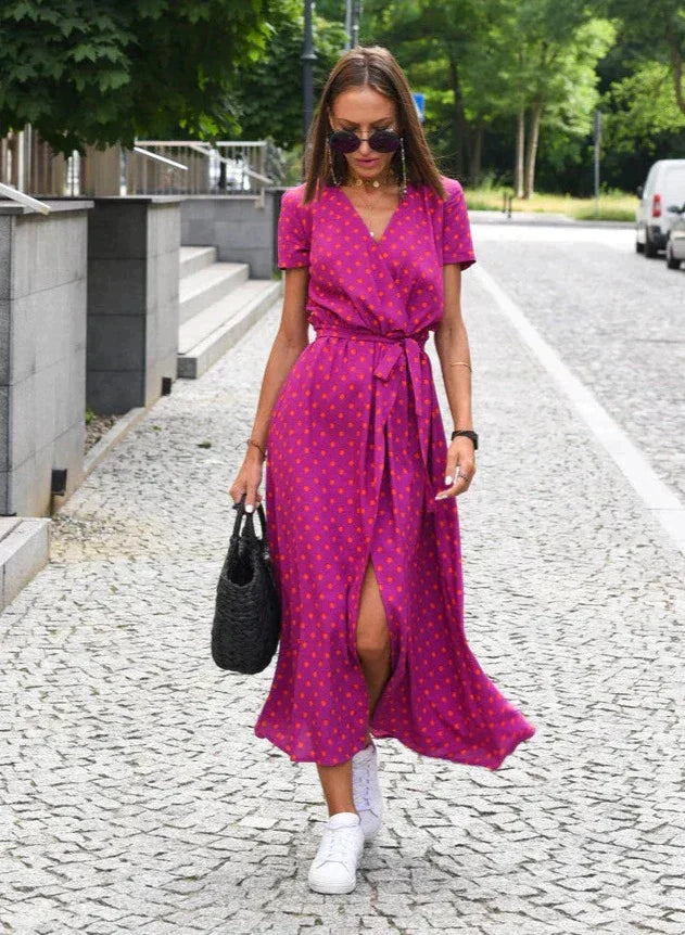 Robe d'été élégante, rose, tissu doux, design flatteur pour silhouette, disponible en plusieurs couleurs comme rouge et bleu.