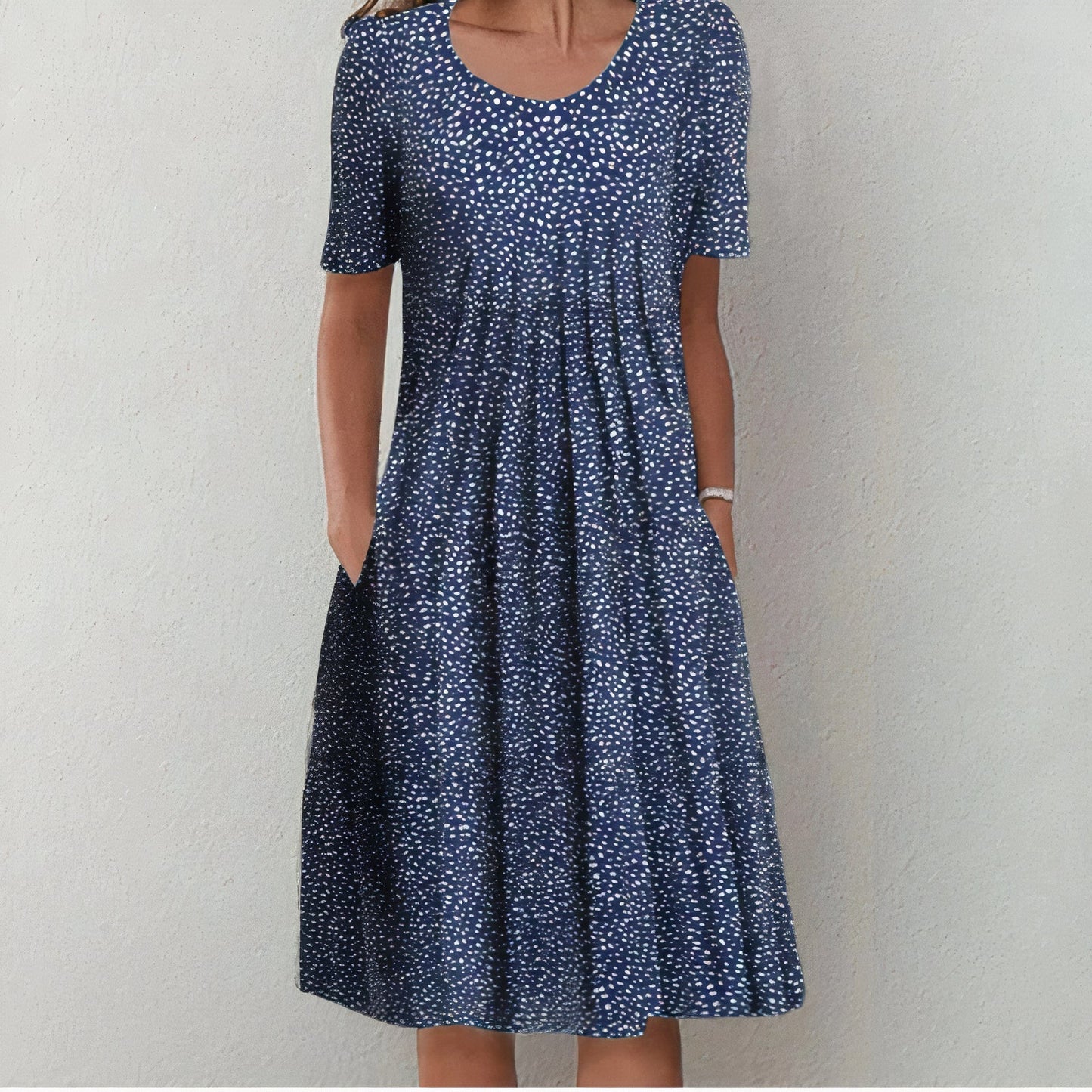 "Robe d'été femme en coton blanche, élégante et légère, idéale pour journées chaudes, design intemporel et confortable."
