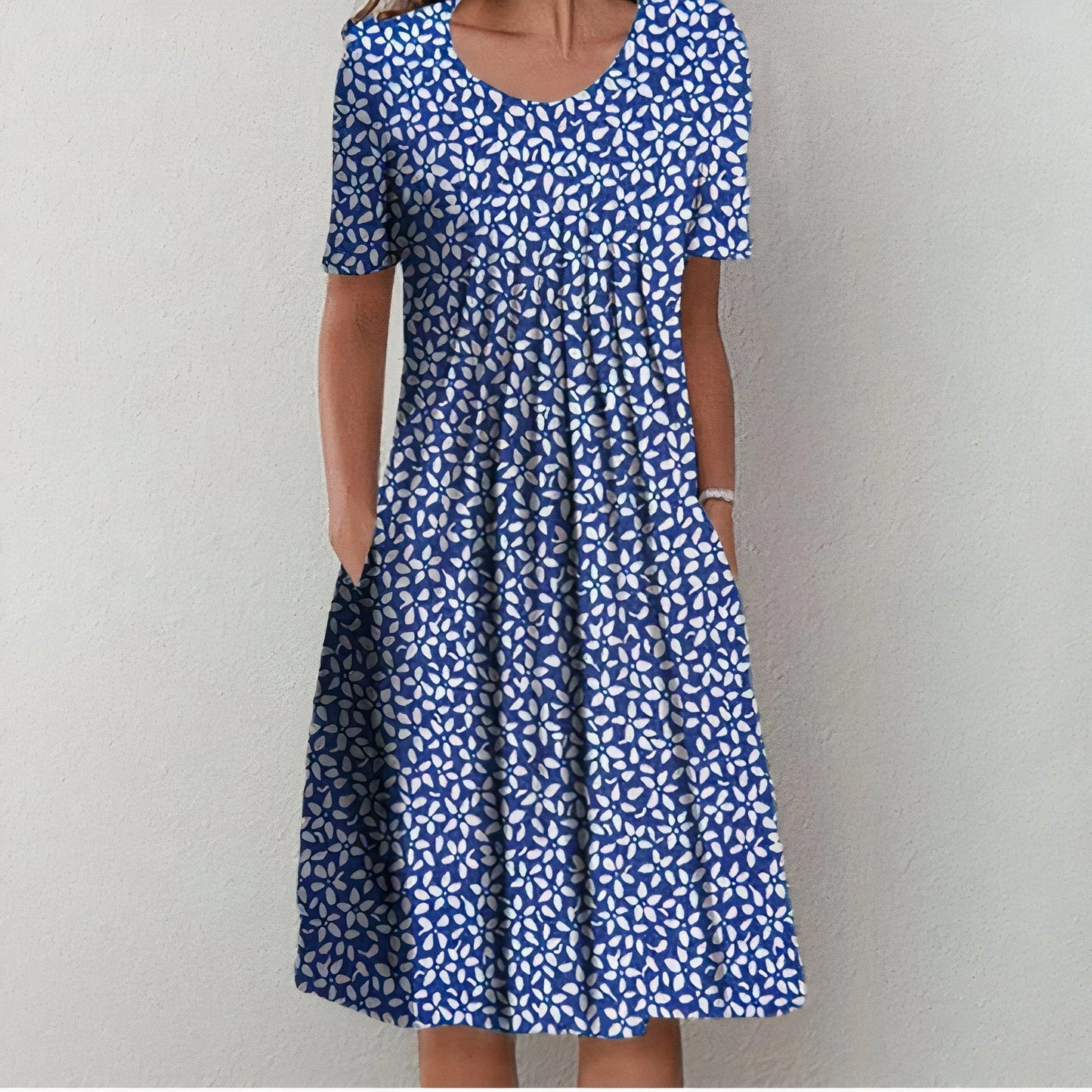 "Robe d'été femme en coton blanche, élégante et légère, idéale pour journées chaudes, design intemporel et confortable."