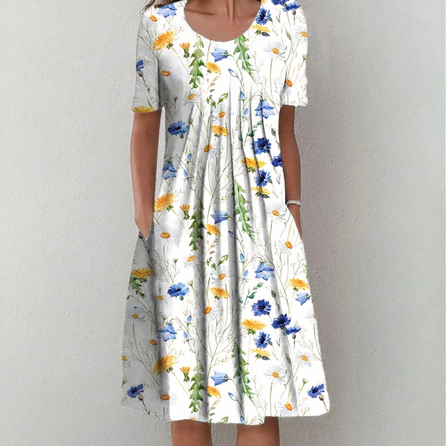 "Robe d'été femme en coton blanche, élégante et légère, idéale pour journées chaudes, design intemporel et confortable."