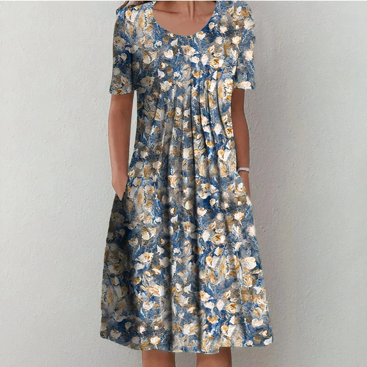 "Robe d'été femme en coton blanche, élégante et légère, idéale pour journées chaudes, design intemporel et confortable."