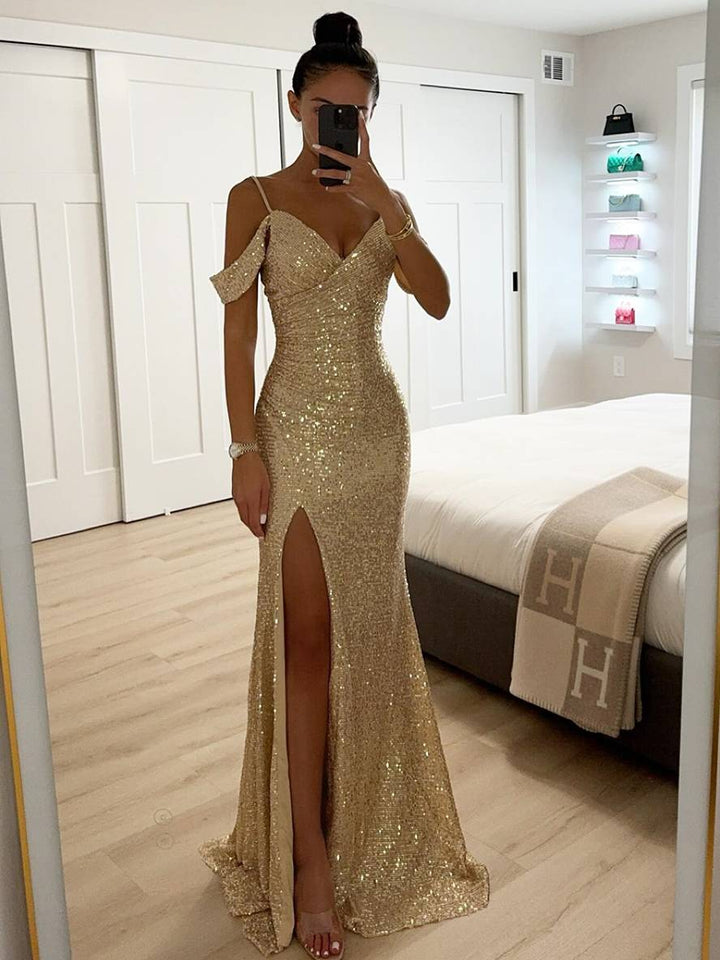 Robe longue à sequins avec col V, fente latérale et bretelles fines, parfaite pour soirées élégantes.