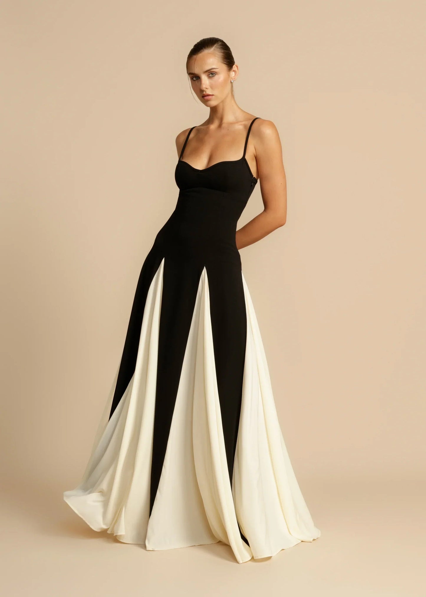 Robe longue chic à motifs blocs colorés, coupe moderne et élégante, idéale pour toutes occasions, confort inégalé.