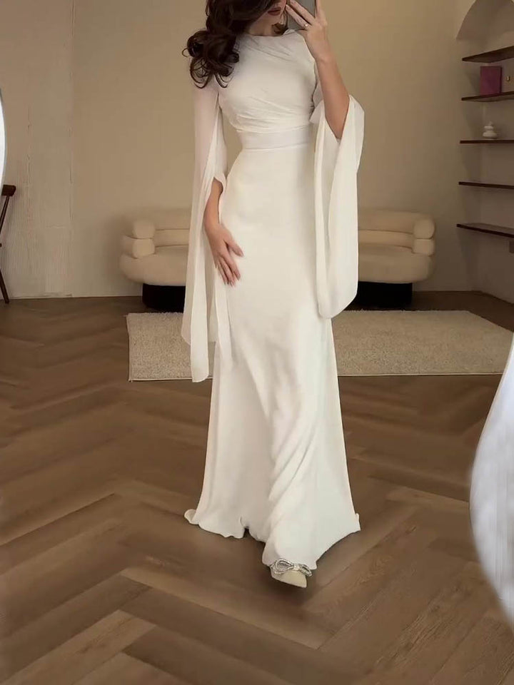 Robe longue drapée élégante avec manches fluides et corsage structuré, idéale pour soirées et événements formels.