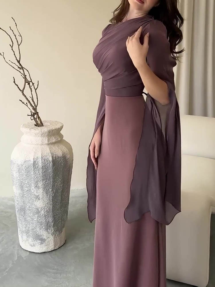 Robe longue drapée élégante avec manches fluides et corsage structuré, idéale pour soirées et événements formels.