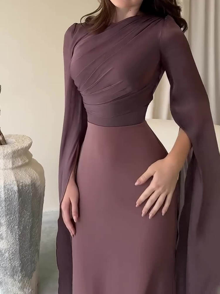 Robe longue drapée élégante avec manches fluides et corsage structuré, idéale pour soirées et événements formels.