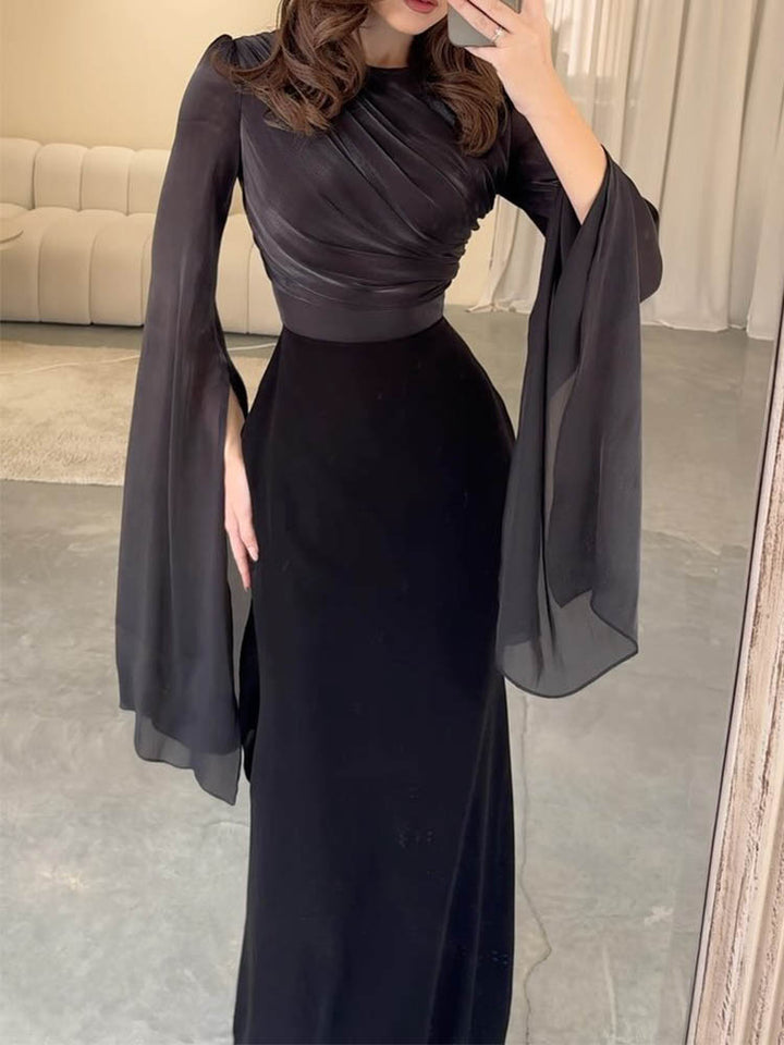 Robe longue drapée élégante avec manches fluides et corsage structuré, idéale pour soirées et événements formels.