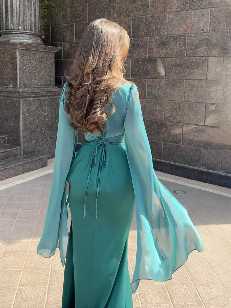 Robe longue drapée élégante avec manches fluides et corsage structuré, idéale pour soirées et événements formels.