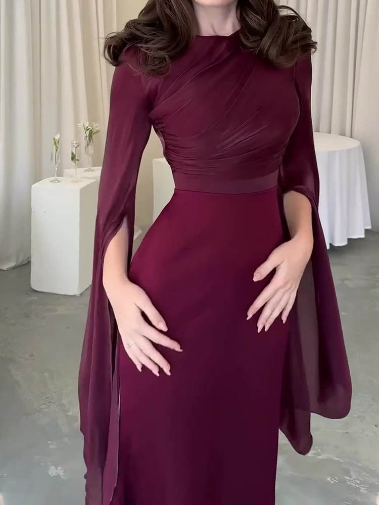 Robe longue drapée élégante avec manches fluides et corsage structuré, idéale pour soirées et événements formels.