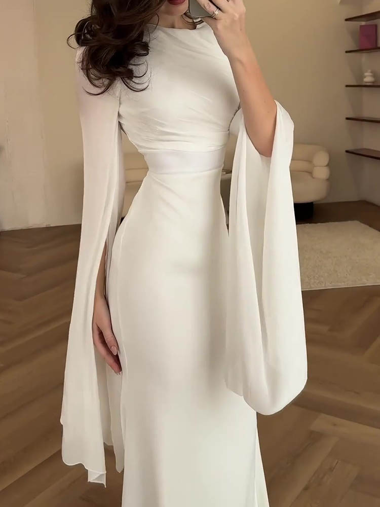 Robe longue drapée élégante avec manches fluides et corsage structuré, idéale pour soirées et événements formels.