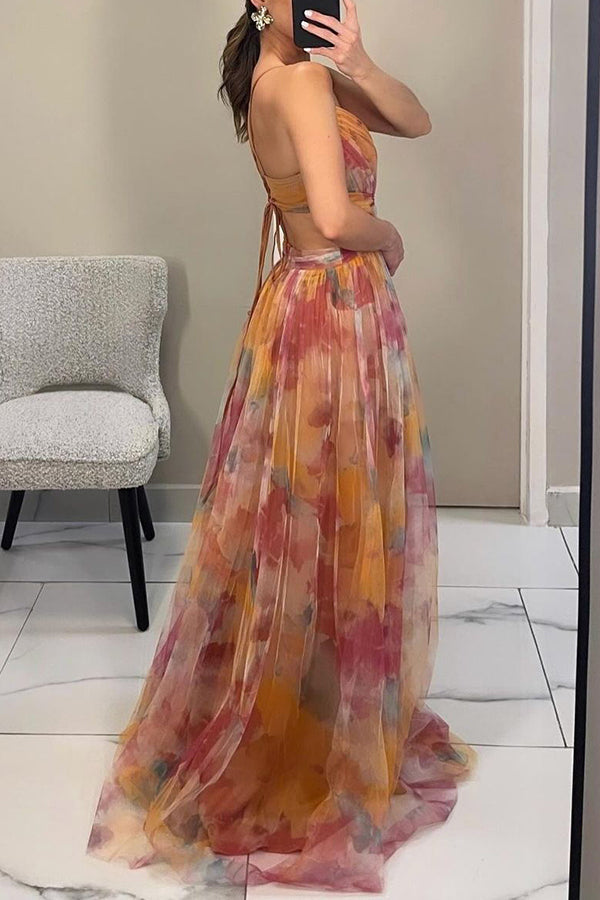 Robe longue élégante avec imprimé chic et laçage ajustable, silhouette fluide et raffinée pour occasions spéciales.