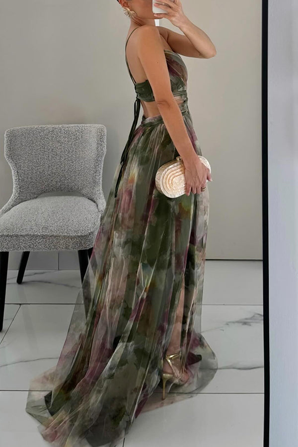 Robe longue élégante avec imprimé chic et laçage ajustable, silhouette fluide et raffinée pour occasions spéciales.