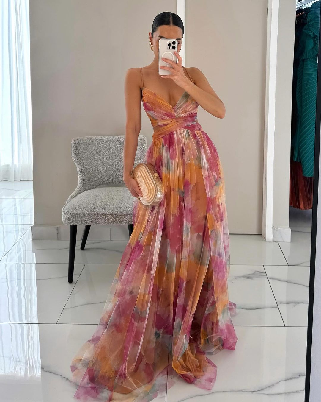 Robe longue élégante avec imprimé chic et laçage ajustable, silhouette fluide et raffinée pour occasions spéciales.