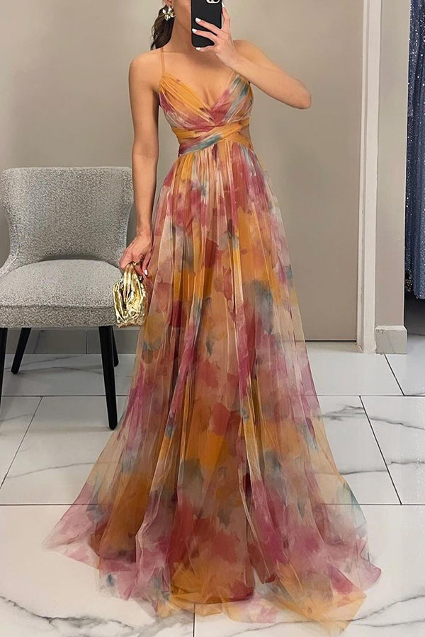 Robe longue élégante avec imprimé chic et laçage ajustable, silhouette fluide et raffinée pour occasions spéciales.
