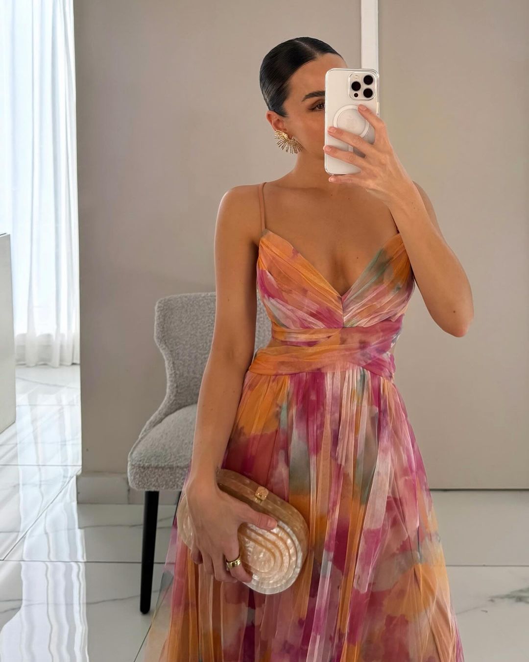 Robe longue élégante avec imprimé chic et laçage ajustable, silhouette fluide et raffinée pour occasions spéciales.