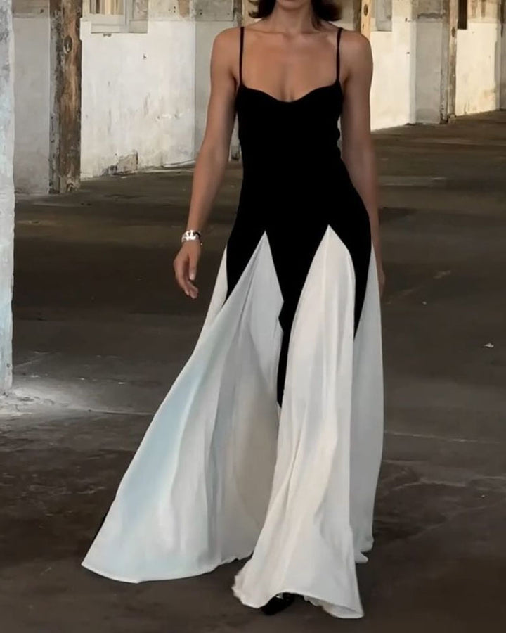 "Robe longue élégante noir et blanc en viscose avec fines bretelles pour femme, contraste moderne et fluide."