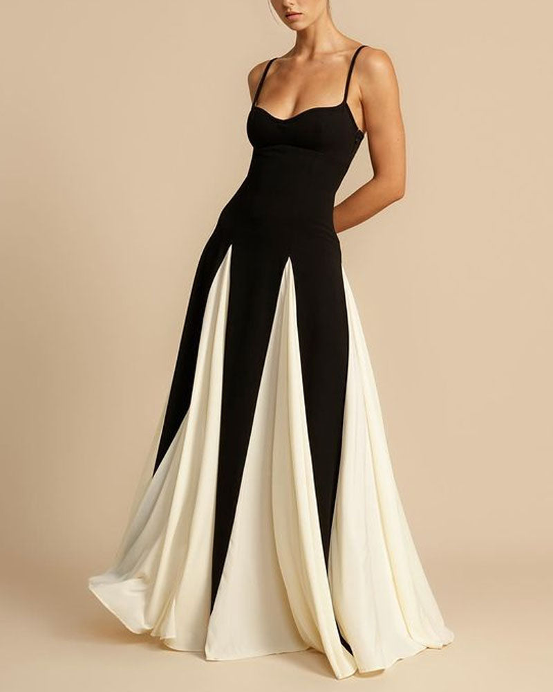 "Robe longue élégante noir et blanc en viscose avec fines bretelles pour femme, contraste moderne et fluide."