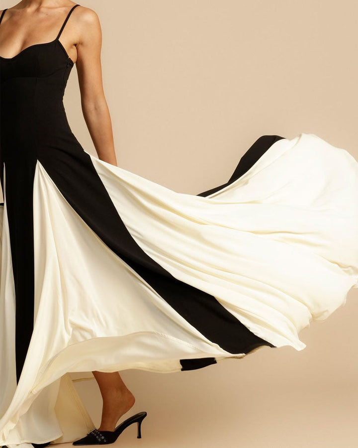 "Robe longue élégante noir et blanc en viscose avec fines bretelles pour femme, contraste moderne et fluide."