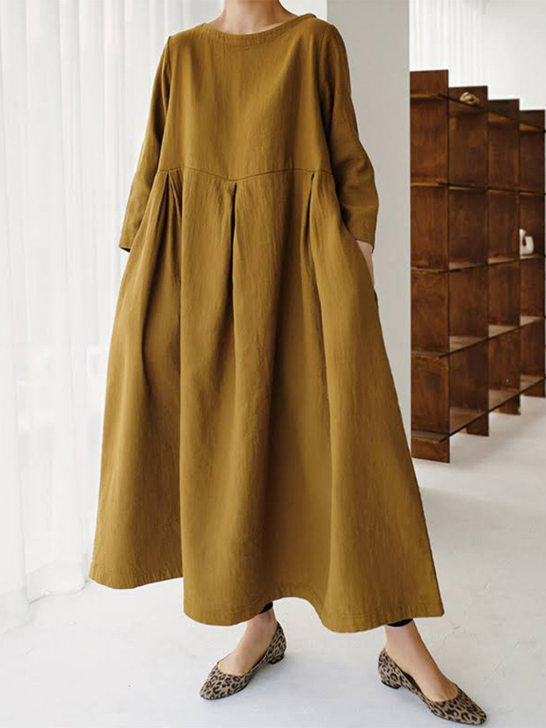 "Robe longue en lin beige, coupe ample idéale pour été, style décontracté et élégant avec manches 3/4, parfait pour femmes."