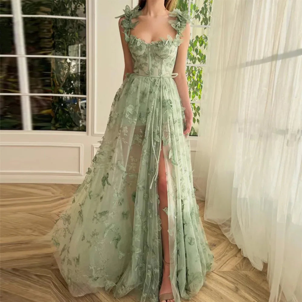"Robe longue en tulle à volants, style raffiné et féminin, idéale pour mariages et occasions spéciales, couleur pastel."