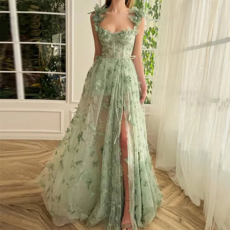 "Robe longue en tulle à volants, style raffiné et féminin, idéale pour mariages et occasions spéciales, couleur pastel."