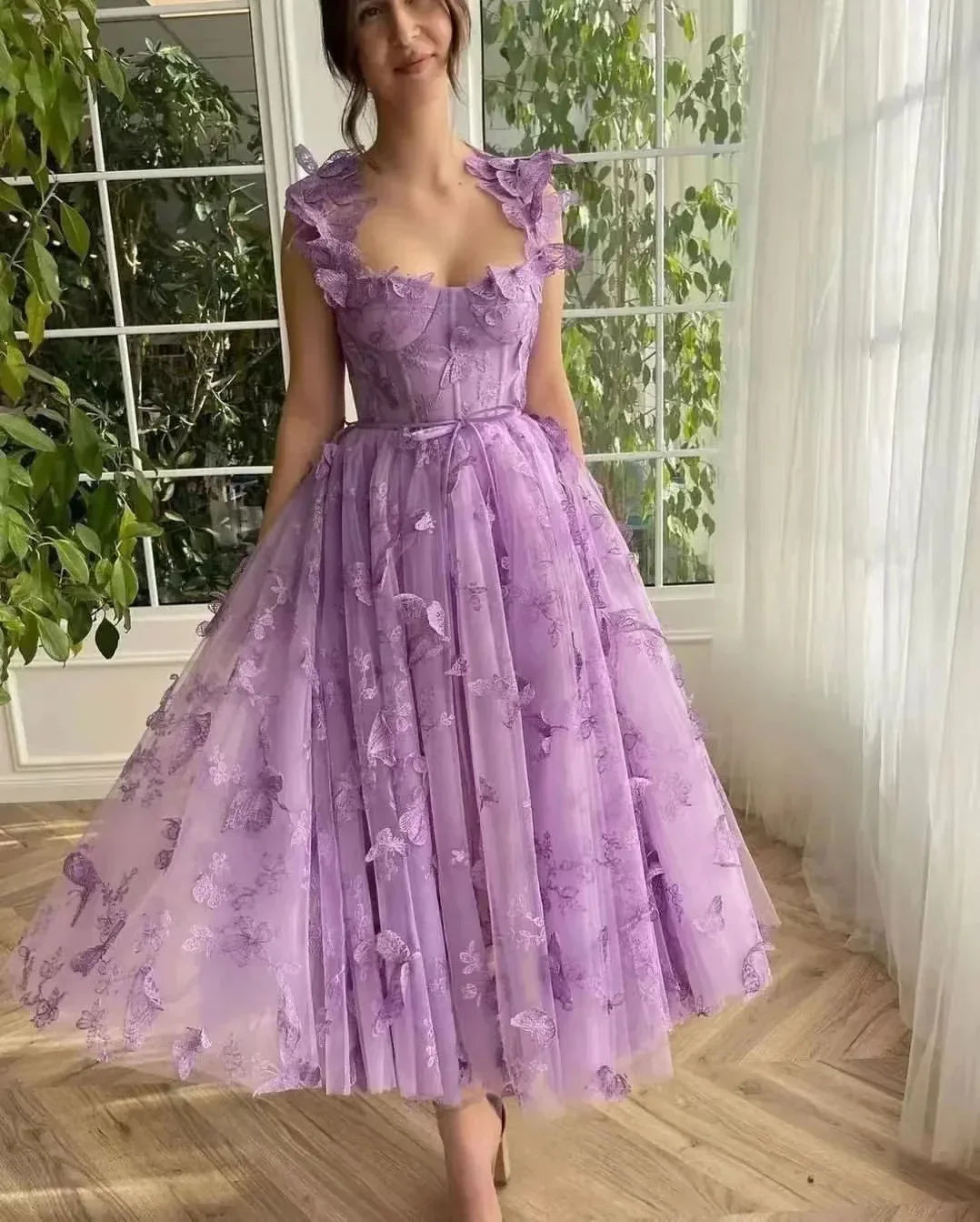 "Robe longue en tulle à volants, style raffiné et féminin, idéale pour mariages et occasions spéciales, couleur pastel."