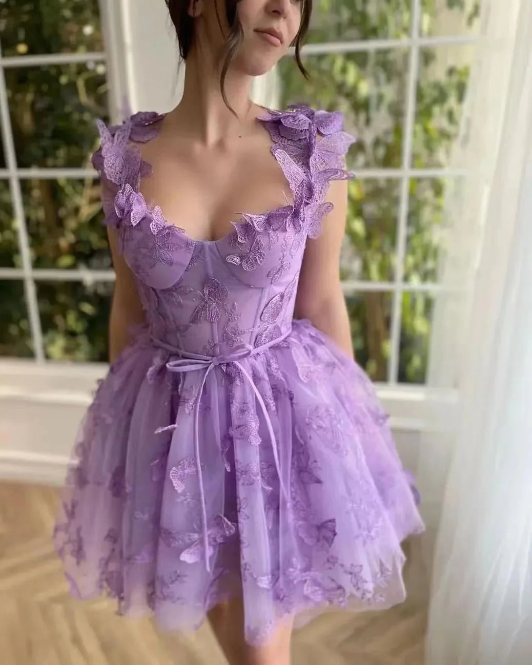 "Robe longue en tulle à volants, style raffiné et féminin, idéale pour mariages et occasions spéciales, couleur pastel."