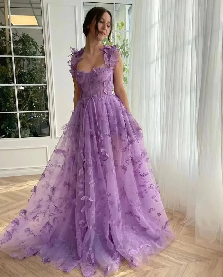 "Robe longue en tulle à volants, style raffiné et féminin, idéale pour mariages et occasions spéciales, couleur pastel."
