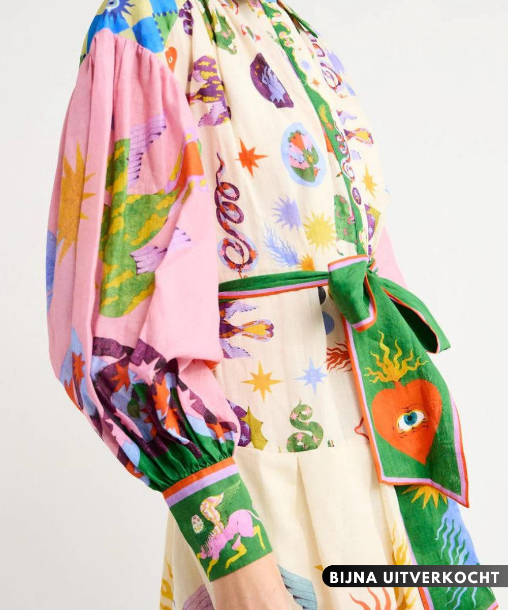 Robe longue maxi femme Merle avec motifs multicolores, silhouette élégante, allure méditerranéenne chic et fluide.