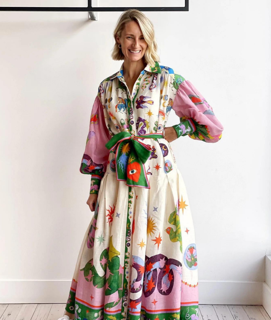 Robe longue maxi femme Merle avec motifs multicolores, silhouette élégante, allure méditerranéenne chic et fluide.
