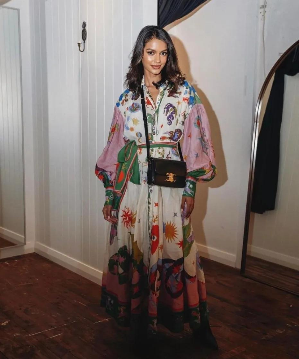 Robe longue maxi femme Merle avec motifs multicolores, silhouette élégante, allure méditerranéenne chic et fluide.