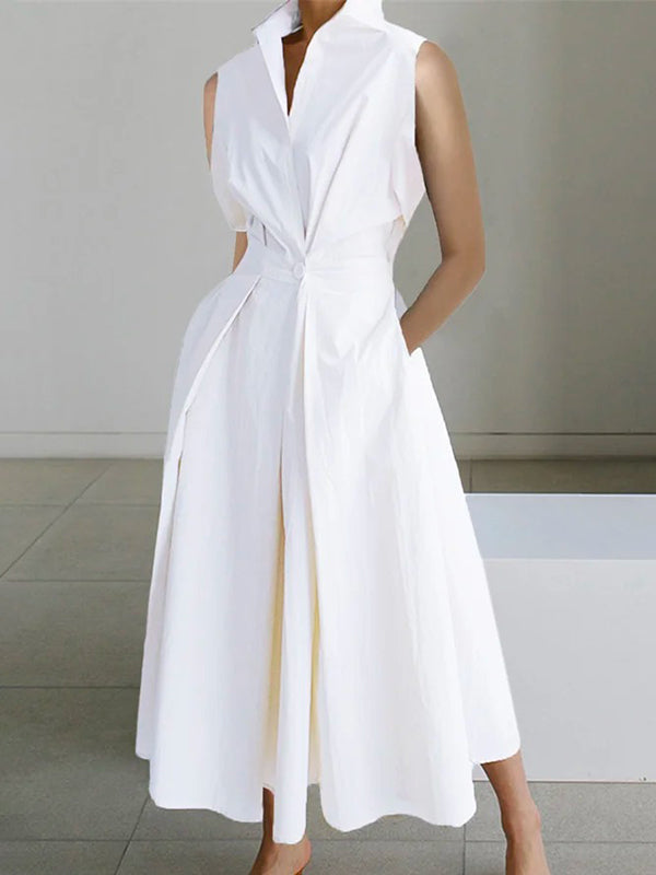 "Robe maxi chemisier drapée blanche, sans manches, col ouvert, coupe fluide, élégance estivale pour femmes"