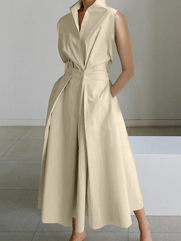 "Robe maxi chemisier drapée blanche, sans manches, col ouvert, coupe fluide, élégance estivale pour femmes"