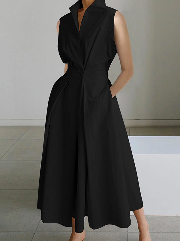 "Robe maxi chemisier drapée blanche, sans manches, col ouvert, coupe fluide, élégance estivale pour femmes"