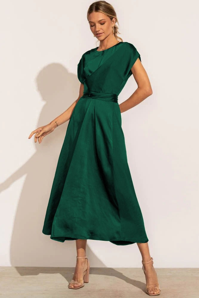 Robe midi élégante en soie pour femme, coupe flatteuse et luxueuse, idéale pour occasions spéciales, couleur raffinée.