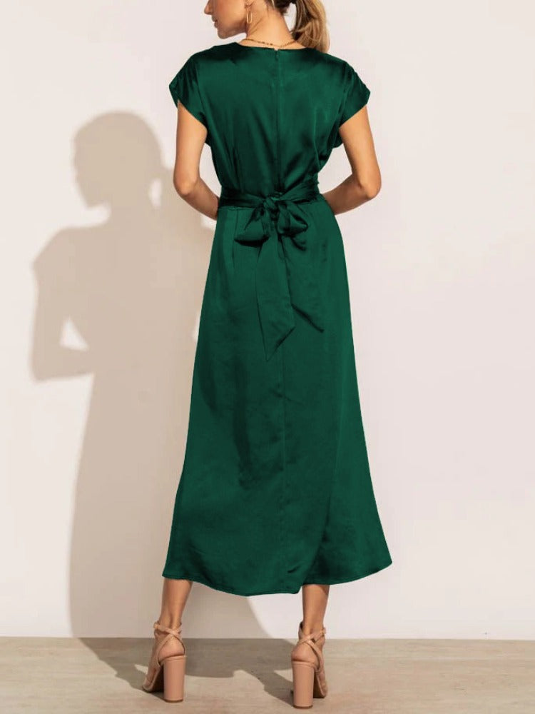 Robe midi élégante en soie pour femme, coupe flatteuse et luxueuse, idéale pour occasions spéciales, couleur raffinée.