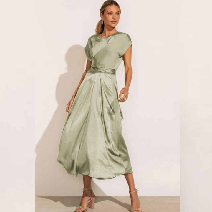 Robe midi élégante en soie pour femme, coupe flatteuse et luxueuse, idéale pour occasions spéciales, couleur raffinée.