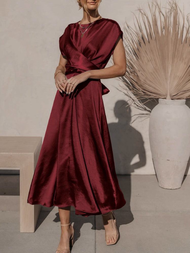 Robe midi élégante en soie pour femme, coupe flatteuse et luxueuse, idéale pour occasions spéciales, couleur raffinée.