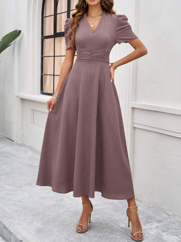 Robe midi évasée élégante avec taille cintrée, manches bouffantes, col V, idéale pour occasions spéciales.