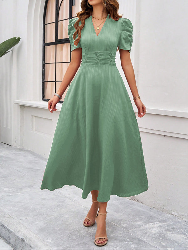 Robe midi évasée élégante avec taille cintrée, manches bouffantes, col V, idéale pour occasions spéciales.