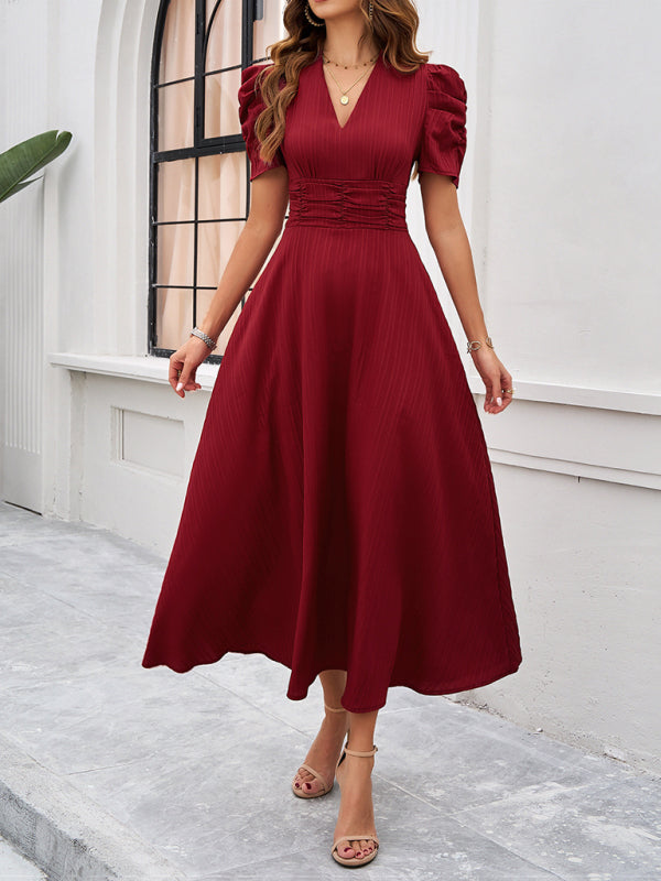 Robe midi évasée élégante avec taille cintrée, manches bouffantes, col V, idéale pour occasions spéciales.