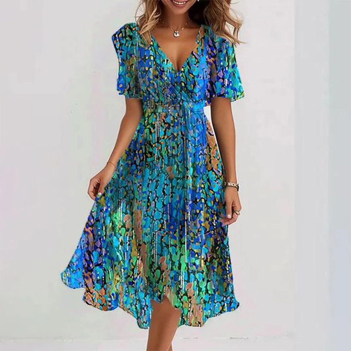 "Robe midi fleurie en chiffon léger, col V plongeant, motifs floraux délicats, idéale pour été."