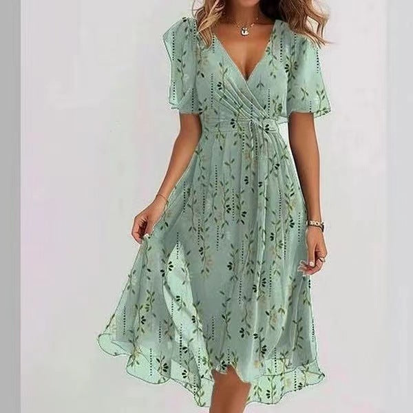 "Robe midi fleurie en chiffon léger, col V plongeant, motifs floraux délicats, idéale pour été."