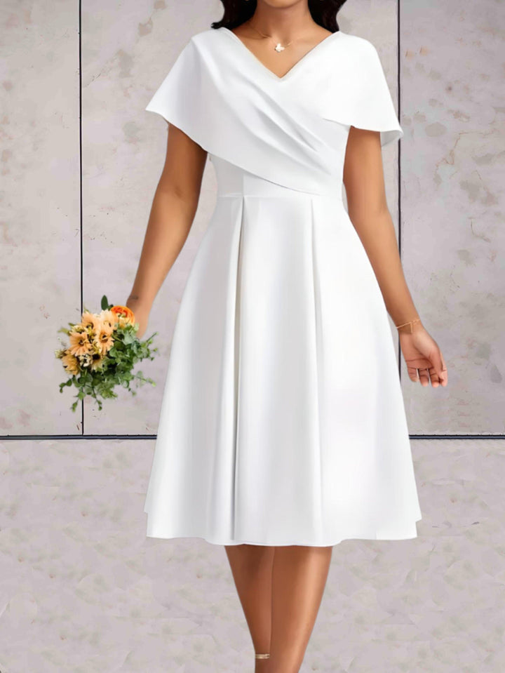 "Robe mini blanche Lysa élégante, tissu superposé, vue avant, idéale occasions spéciales, style minimaliste féminin."